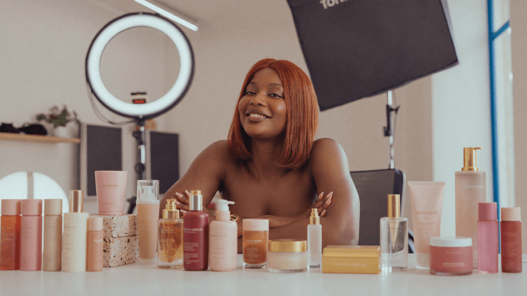 Pitchounette dans son studio de créatrice avec des produits de marque