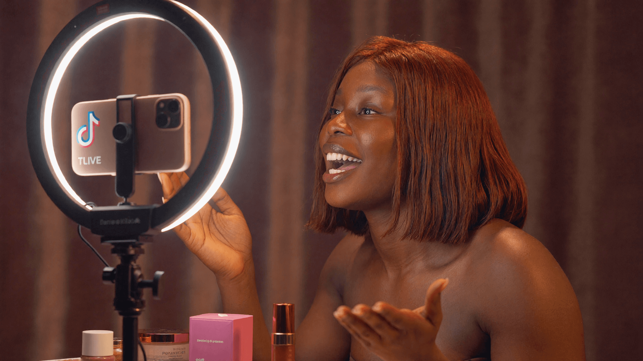 Pitchounette en plein live shopping TikTok avec ring light et produits