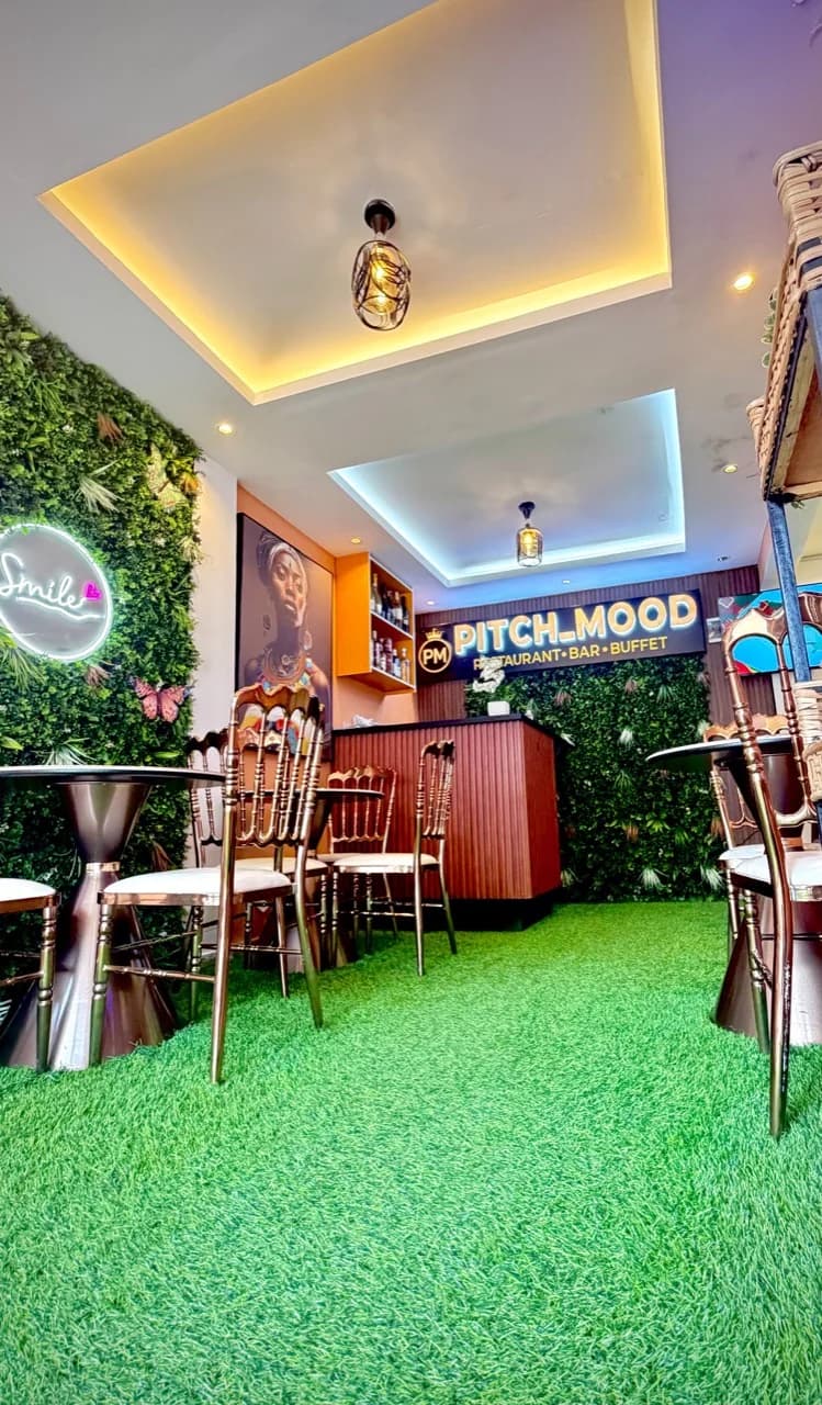 Le comptoir du vrai restaurant Pitch_Mood, son enseigne lumineuse, son mur végétal et ses chaises dorées
