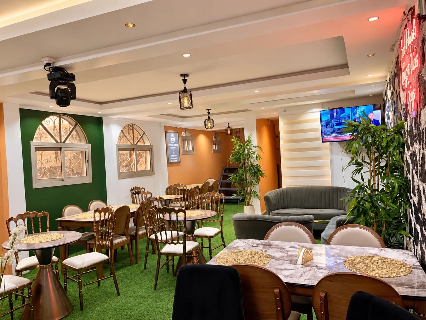 La salle du restaurant Pitch_Mood à Yaoundé avec ses chaises dorées et son espace lounge